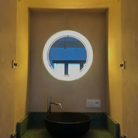 Spacious Mid-Century Design Apartment Close To The Beach & City Centre *