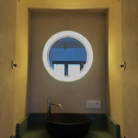 Апартаменты Spacious Mid-Century Design Apartment Close To The Beach & City Centre