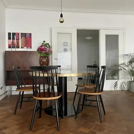 Spacious Mid-century Design Close To The & Centre 아파트 오스텐드